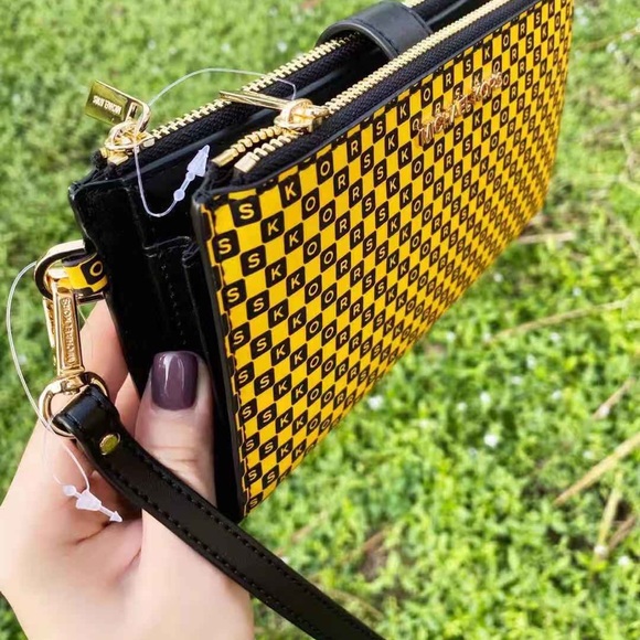 Gaby’sBags💕NWT Michael Kors Large Wristlet - Picture 3 of 5